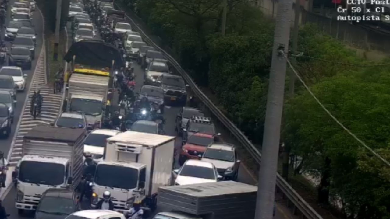 ¡Ojo, conductores! Siniestro vial genera taco en la Autopista Sur con Calle 25