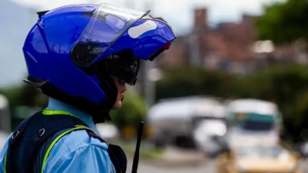EN VIDEO | Ciudadano habría agredido a agentes de tránsito en el sector de Calle Larga, Sabaneta