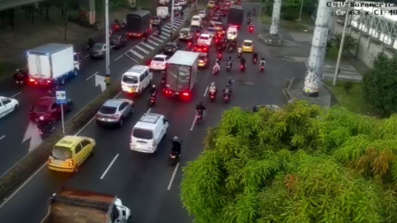 Un vehículo varado genera alta congestión vehicular en la calzada occidental de la Autopista Sur, poco antes del sector de La Macarena