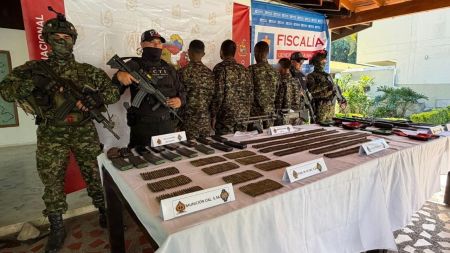 Cuatro presuntos integrantes del Clan del Golfo se entregaron al Ejército en Briceño Cuatro presuntos integrantes del Clan del Golfo se entregaron al Ejército en Briceño