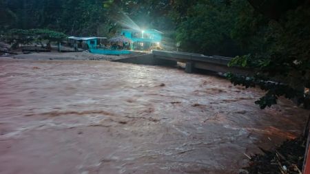 Fuertes lluvias desbordan quebrada en la zona rural de Valdivia y dejan varias comunidades incomunicadas Declaran calamidad pública en Valdivia por estragos de las fuertes lluvias