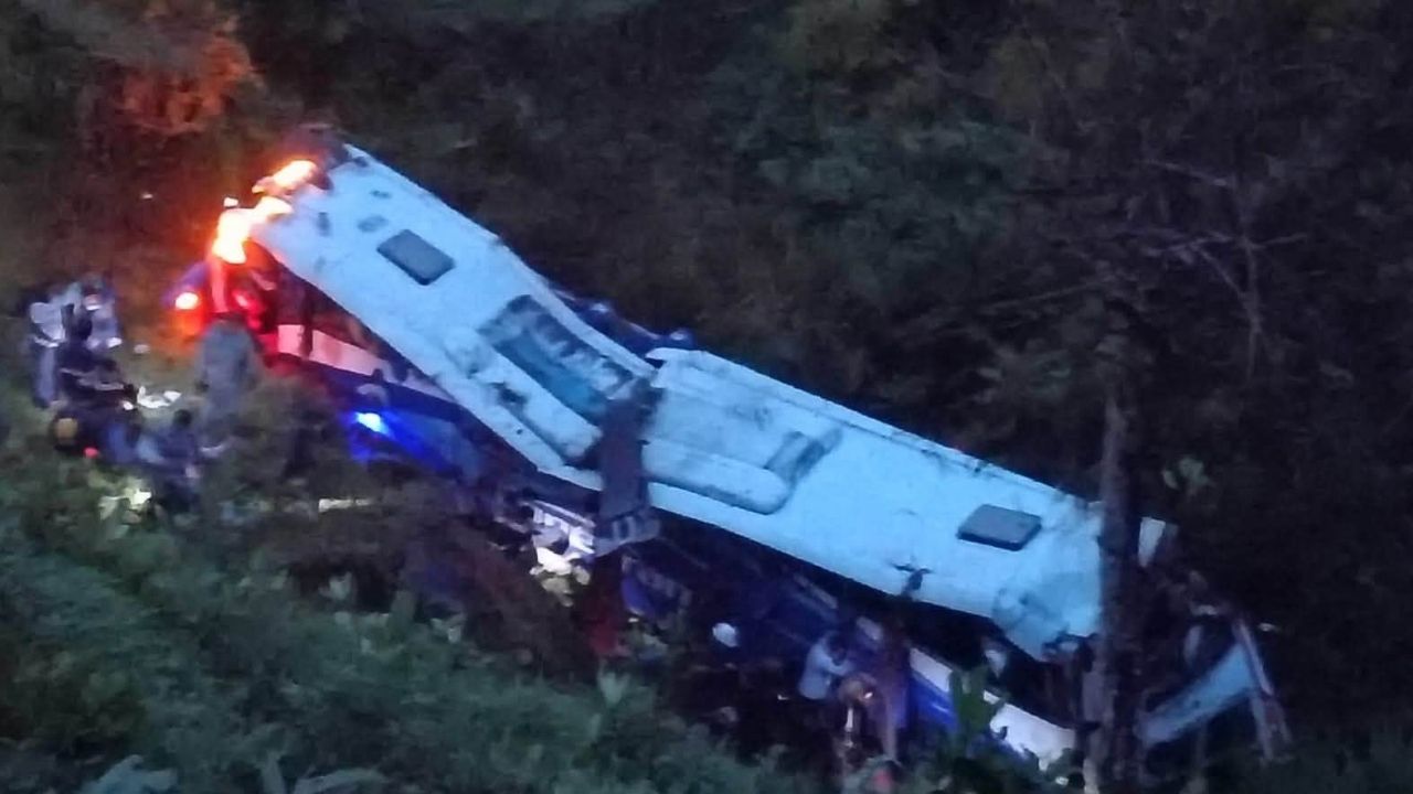 Un bus habría rodado por un abismo en Puerto Berrío, dejando un saldo de por lo menos 25 personas heridas