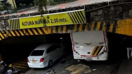 ¿No vio la señal? Un bus quedó atascado en el deprimido de Suramericana
