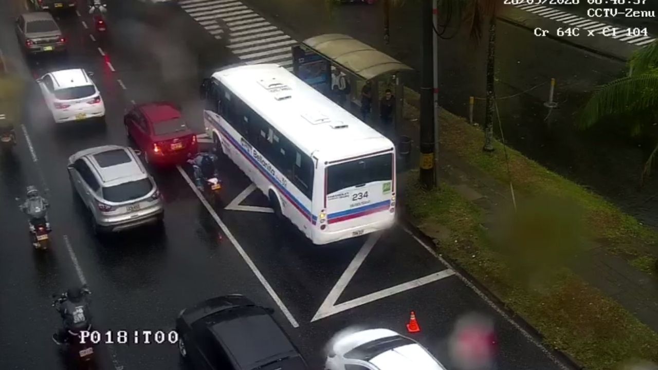 ¡Atención conductores de Medellín! Vehículo varado genera movilidad reducida en la Autopista Norte, a la altura de Zenú