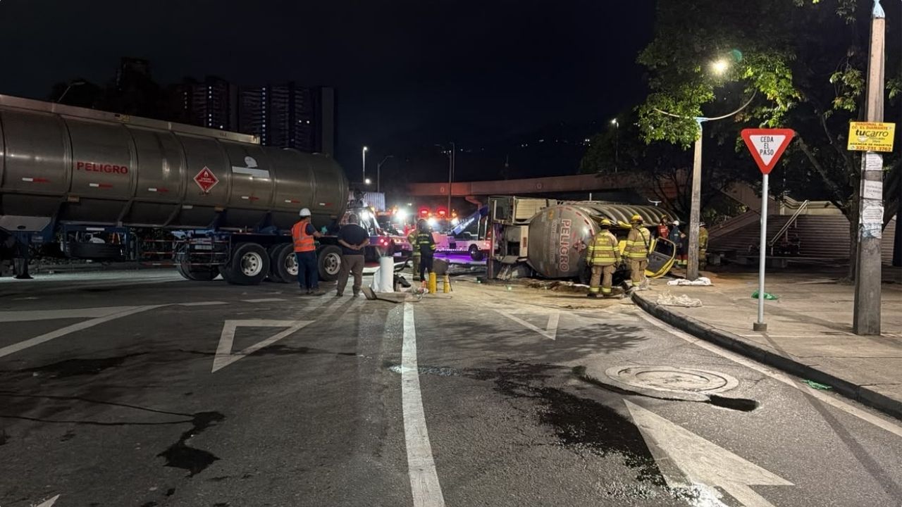 Volcamiento de tractocamión cisterna mantiene cierre total en la Glorieta de Niquía, en Bello