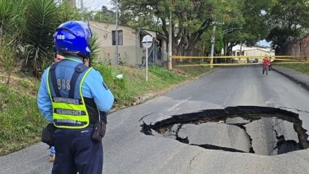 Debido a un hundimiento en la vía, hay un cierre vial en el barrio Villa Hermosa Debido a un hundimiento en la vía, hay un cierre vial en el barrio Villa Hermosa