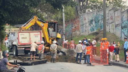 Esto fue lo que provocó el hundimiento en una vía en Villa Hermosa, nororiente de Medellín Esto fue lo que provocó el hundimiento en una vía en Villa Hermosa, nororiente de Medellín