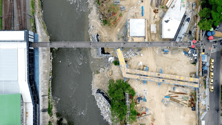 Habilitan pasarela peatonal en la estación Acevedo del metro de Medellín debido a las obras del Parque Primavera Norte