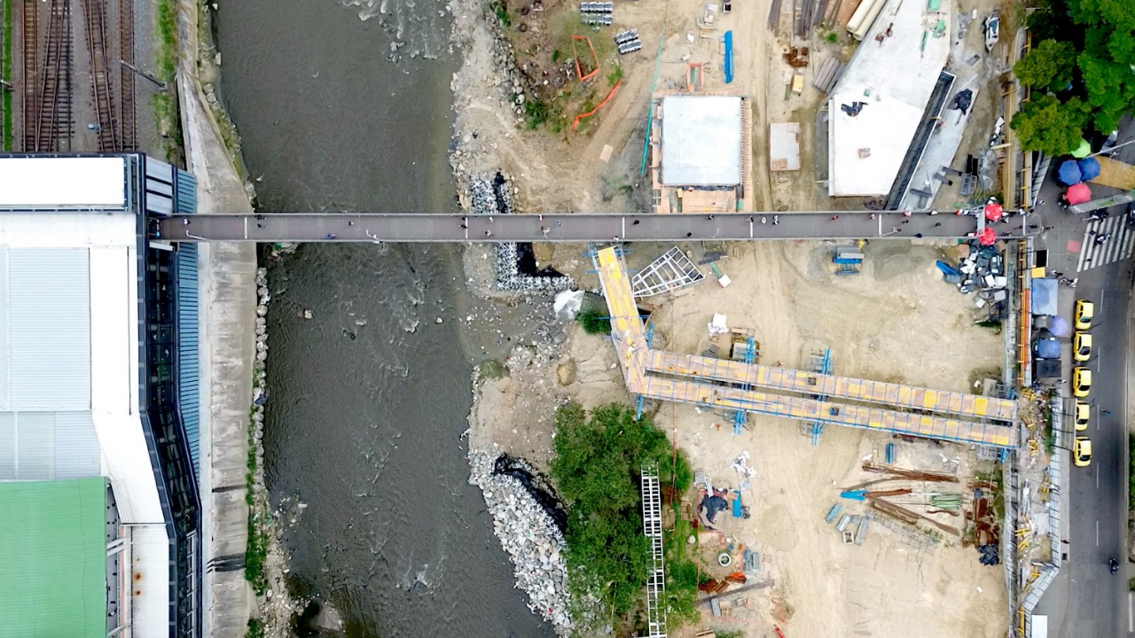 Habilitan pasarela peatonal en la estación Acevedo del metro de Medellín debido a las obras del Parque Primavera Norte