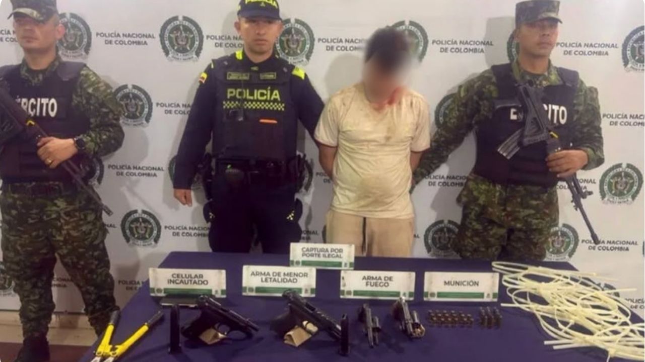 Se tiraron a una quebrada en Bello para huir de la Policía: terminaron heridos, rescatados por bomberos y capturados