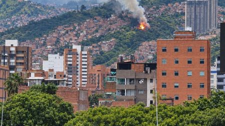 Bomberos atienden incendio forestal en la comuna 13 de Medellín Bomberos atienden incendio forestal en la comuna 13 de Medellín