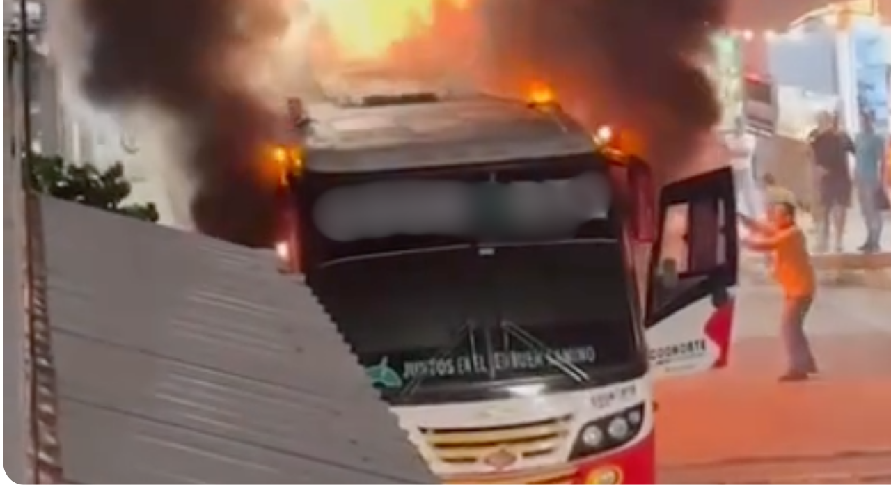 VIDEO: envuelto en llamas terminó bus intermunicipal en zona urbana de San Carlos