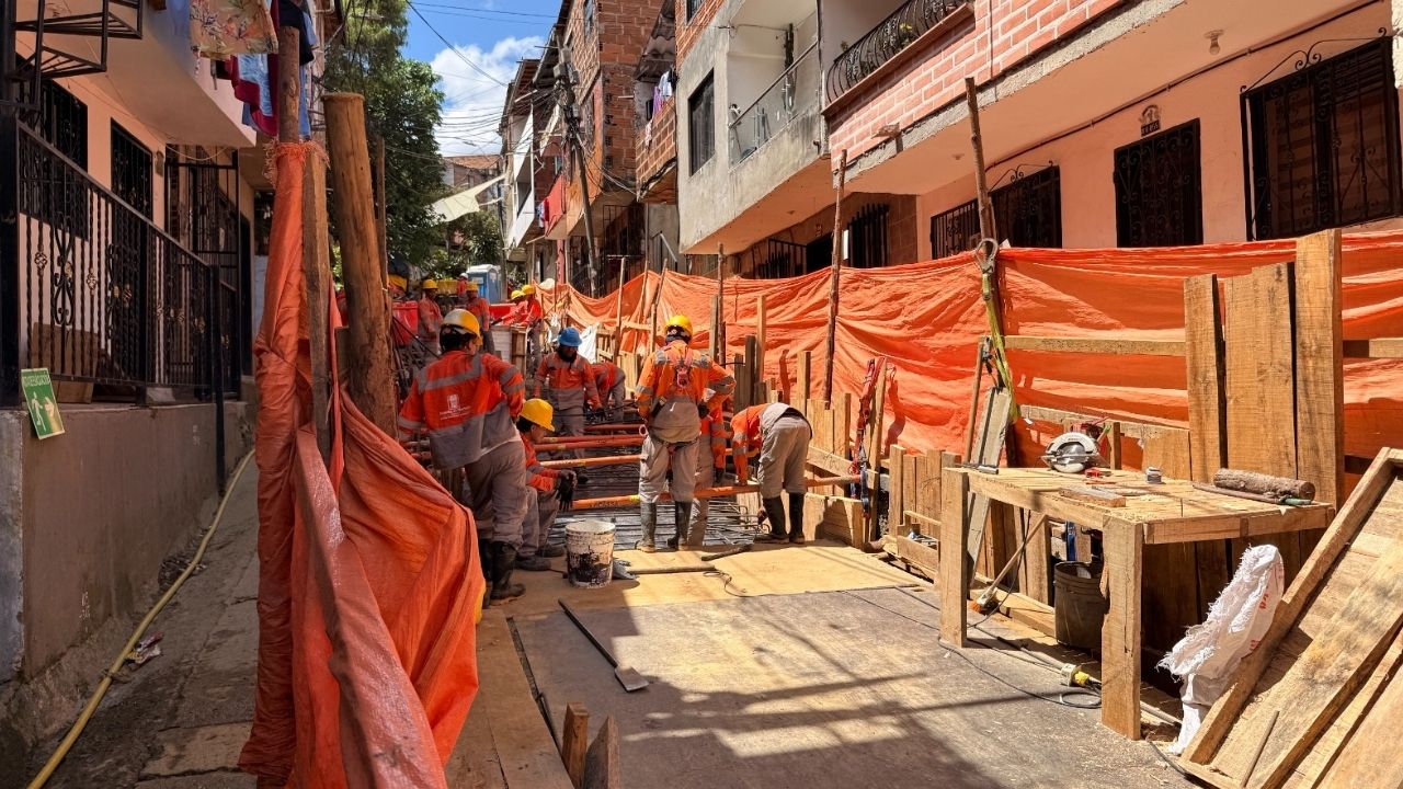 Avanzan obras de mitigación en la quebrada La Máquina para reducir riesgos en Manrique y Aranjuez