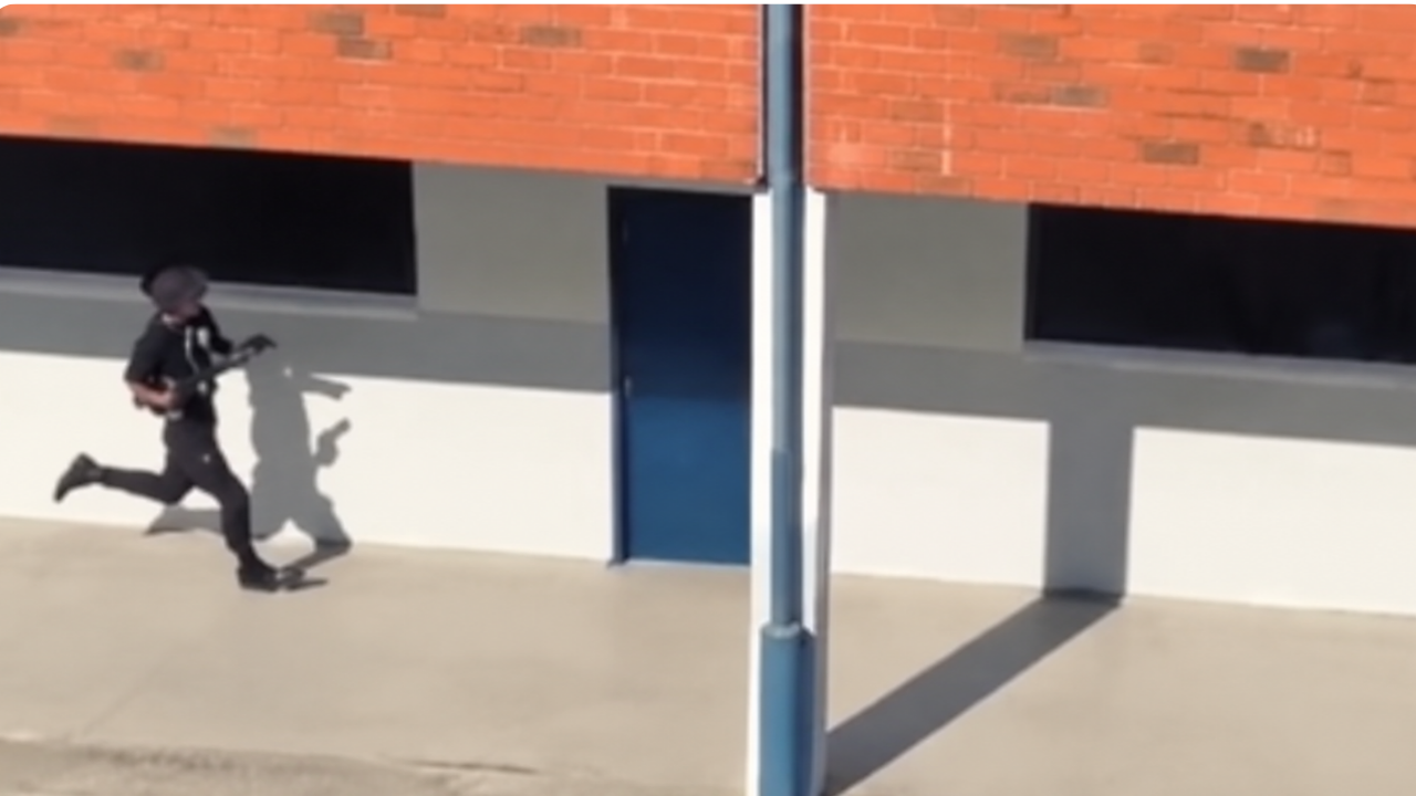Docentes laboran desde casa, en Villa Hermosa, mientras autoridades evalúan la seguridad, luego de que un joven ingresara armado