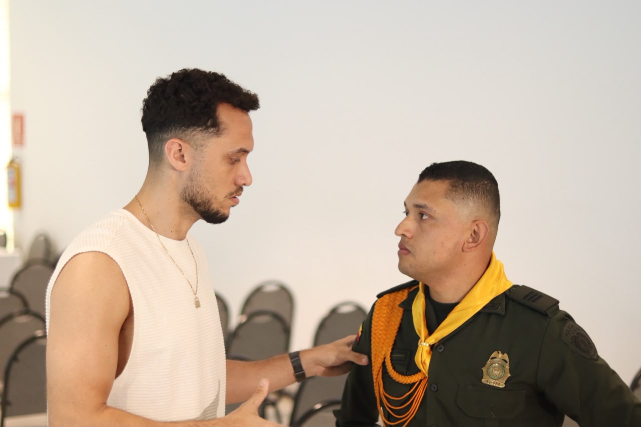 VIDEO: Helio Neto se reencontró en Medellín con el policía que le salvó la vida