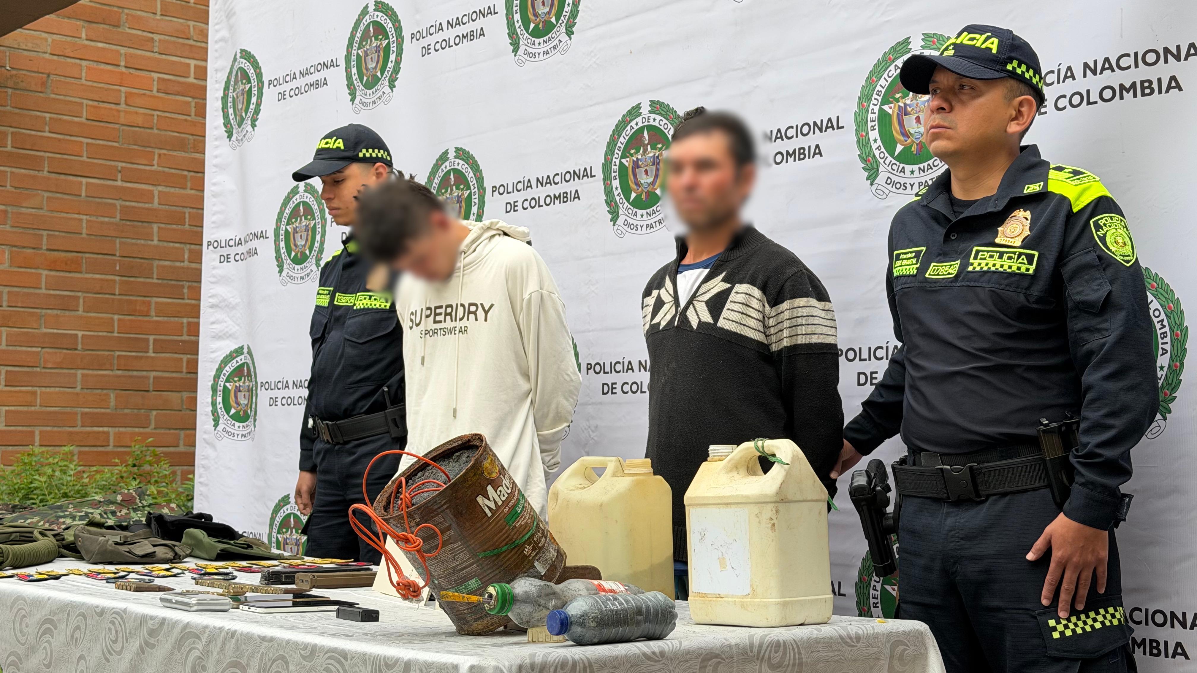 Hallan en Medellín explosivos, munición y uniformes de las FARC-EP: dos hombres fueron capturados 1 WhatsApp Image 2026 09 30 at 9.02.01 AM