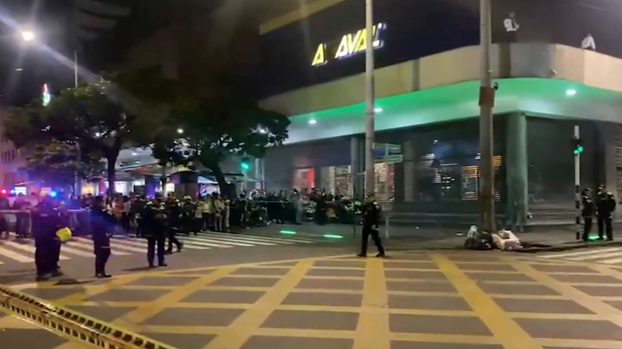 Balacera en el centro de Medellín deja un hombre muerto y dos heridos, entre ellos un policía
