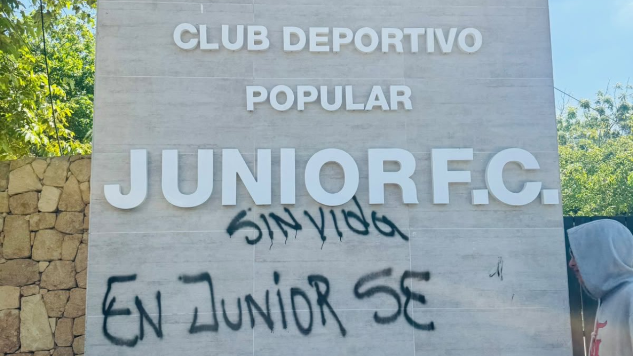 Tensión en Junior: hinchas protestaron con grafitis en carros de jugadores y la sede deportiva
