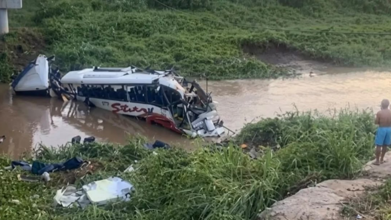 VIDEO: Accidente del bus de Kbeto Zuleta dejó dos músicos muertos y varios heridos en el río Ariguaní