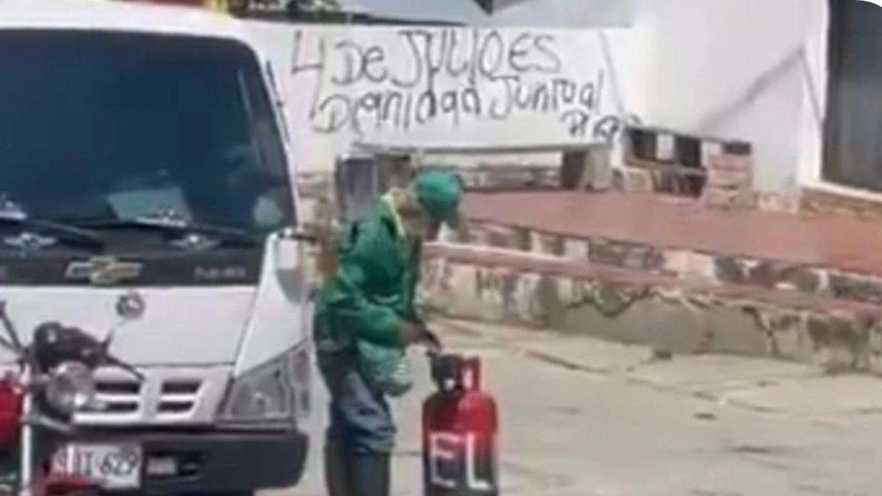 VIDEO: Un hombre que al parecer estaba borracho arrastró por las calles un cilindro del ELN 1 Un hombre que al parecer estaba borracho arrastró por las calles de El Carmen un cilindro que pertenecería al Eln