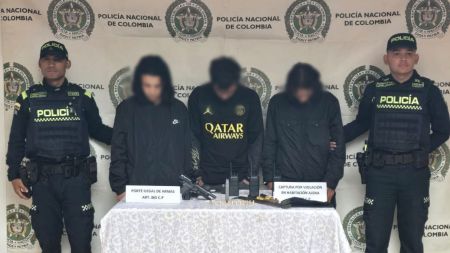 Persecución en El Retiro deja tres capturados y la incautación de armas y radios de comunicación Persecución en El Retiro deja tres capturados y la incautación de armas y radios de comunicación