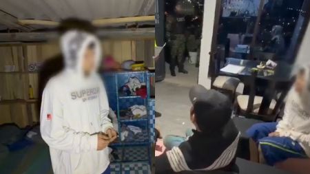 VIDEO: Capturan a dos personas con material de guerra que pertenecería a las disidencias de las Farc en San Cristóbal Capturan a dos personas con material de guerra que pertenecería a las disidencias de las Farc en San Cristóbal