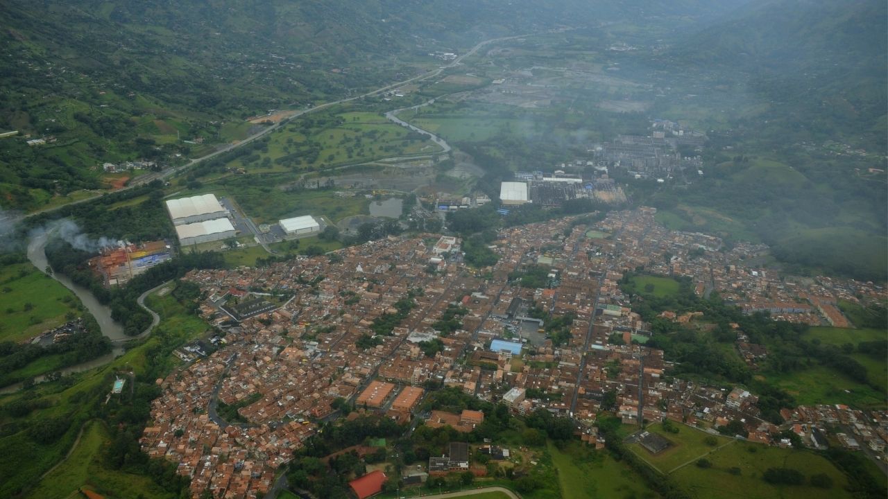 Hallan un cuerpo enterrado en una finca de Girardota mientras excavaban para hacer un estanque