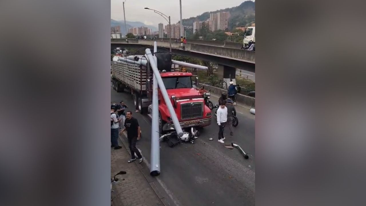 Accidente entre vehículo de carga y motocicleta genera afectaciones en la Avenida Regional Occidental