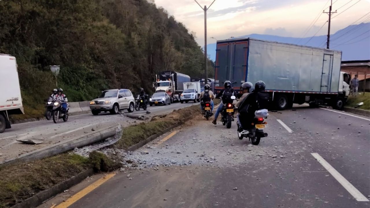 Accidente en la Autopista Medellín - Bogotá genera cierre total de un carril en sentido a Medellín
