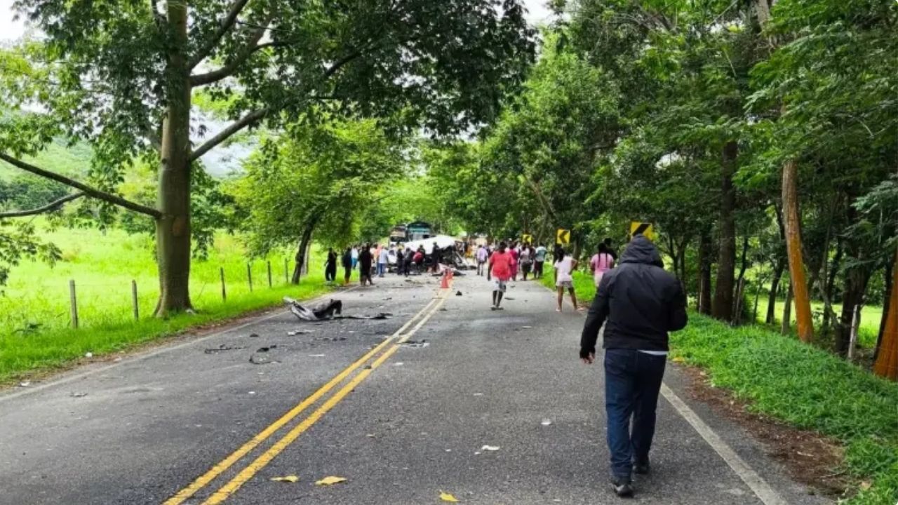 Cinco personas murieron en choque entre un furgón y una minivan en Necoclí