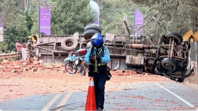 Cierre total en la Variante Palmas por volcamiento de camión de carga en el km 0+220