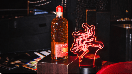 Con notas de vainilla, caramelo y un diseño lúdico: así es “Bufón del Zacatín”, el nuevo licor de ron de la FLA Con notas de vainilla, caramelo y un diseño lúdico: así es “Bufón del Zacatín”, el nuevo licor de ron de la FLA