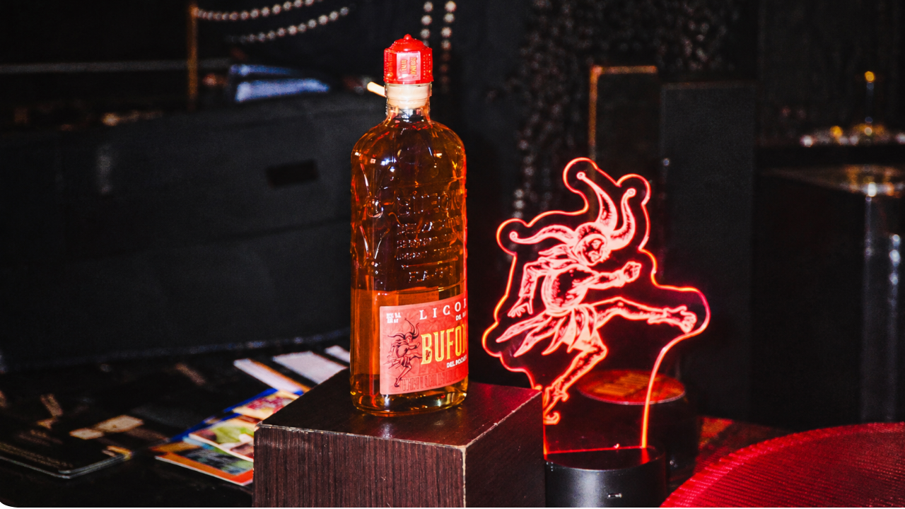 Con notas de vainilla, caramelo y un diseño lúdico: así es “Bufón del Zacatín”, el nuevo licor de ron de la FLA