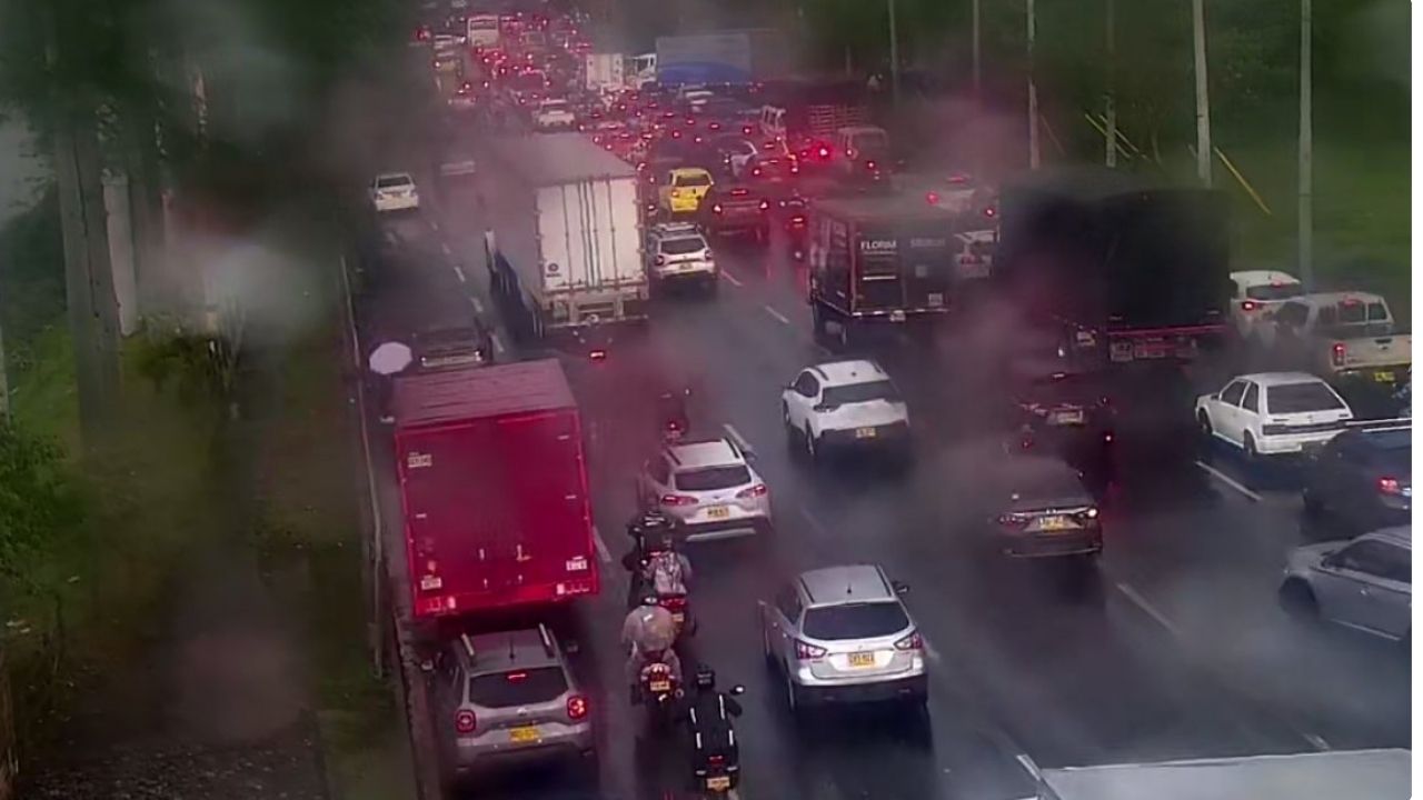Movilidad en Medellín: siniestro vial genera movilidad reducida en la Autopista Sur, a la altura del Puente de Guayaquil