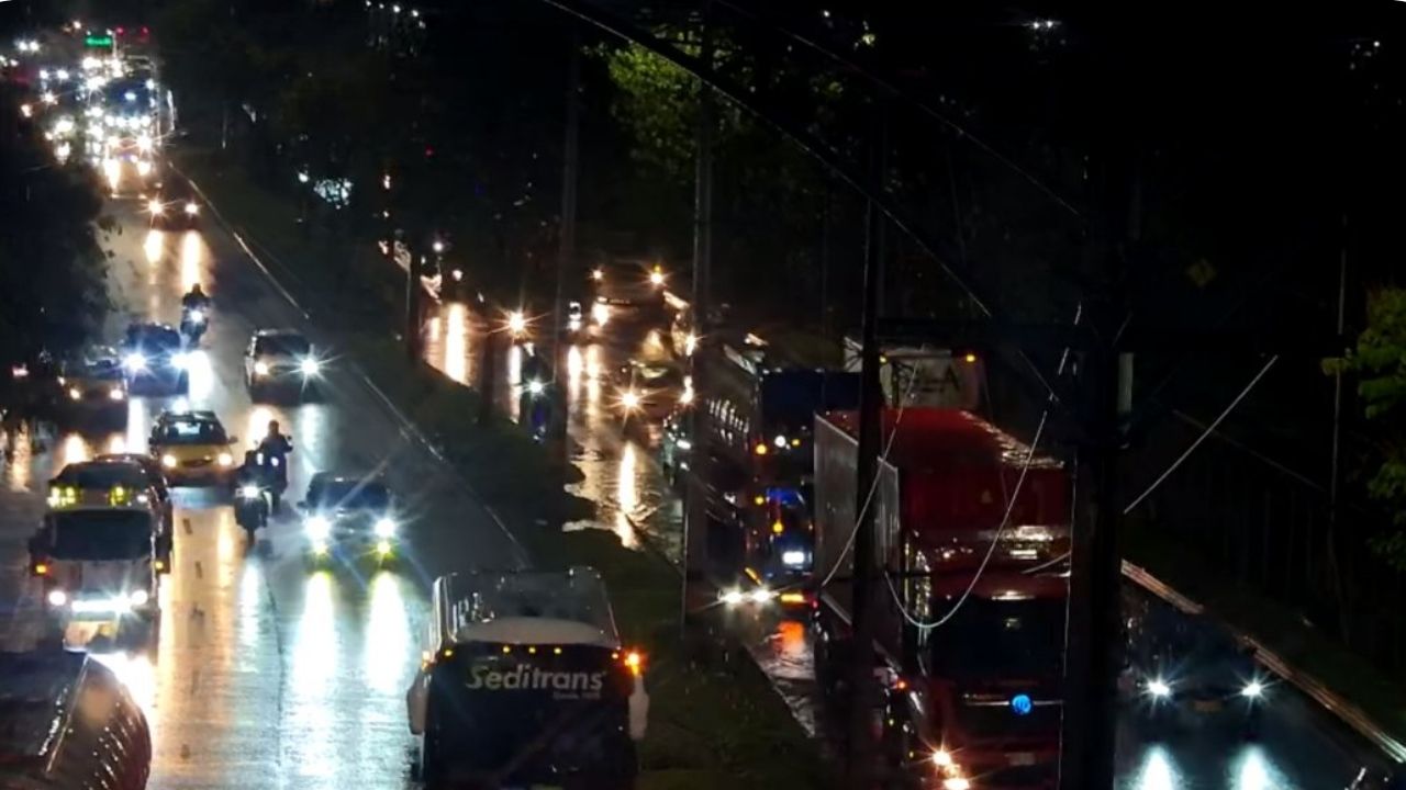 Encharcamiento genera movilidad reducida en la Autopista Sur, a la altura de Carlos E. Restrepo