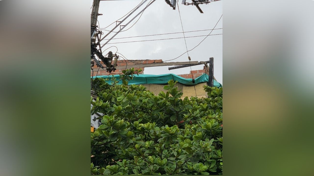 EN IMÁGENES | Fuertes vientos en Medellín provocan el colapso de un techo sobre cinco vehículos en Belén