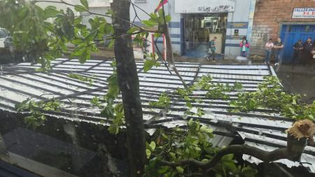EN IMÁGENES | Fuertes vientos en Medellín provocan el colapso de un techo sobre cinco vehículos en Belén