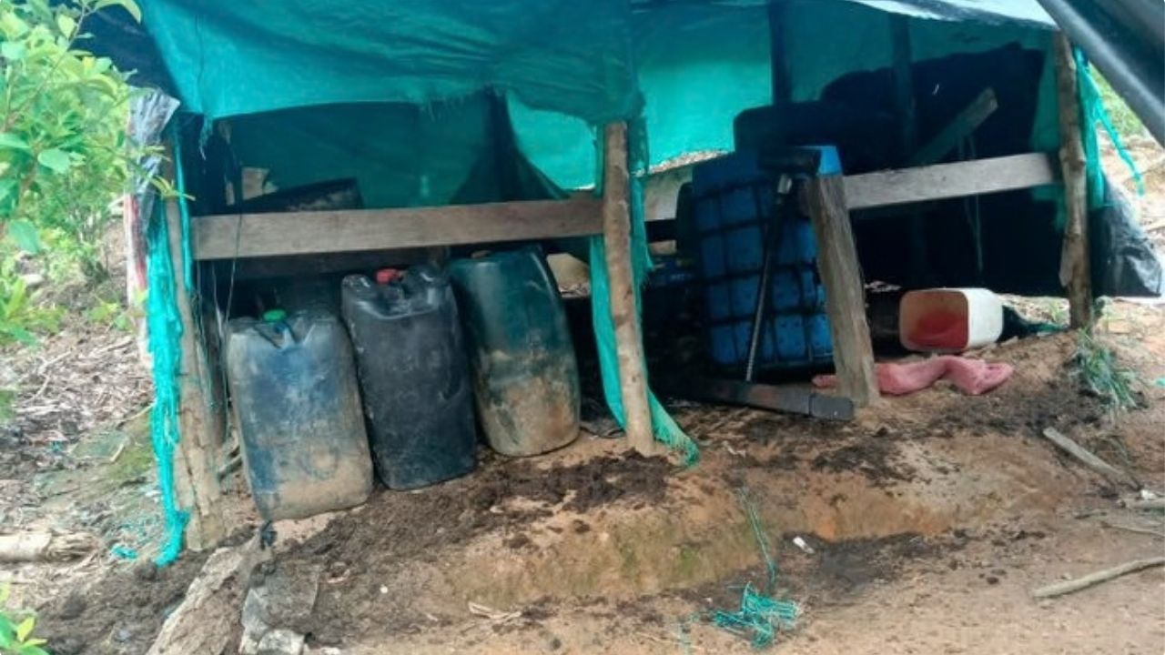 Destruyen laboratorios que serían del Clan del Golfo en Amalfi: generaban hasta $500 millones al mes 1 Destruyen tres laboratorios que pertenecerían al Clan del Golfo en Amalfi: habrían producido $500 millones mensuales