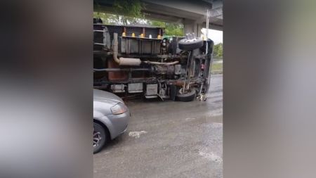 En la Autopista Norte, se volcó un vehículo de carga; generó cierre total a la altura de Plaza de Bellín