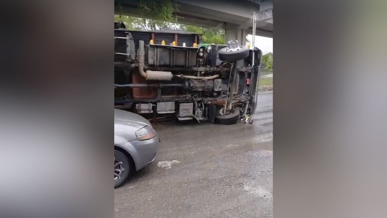 En la Autopista Norte, se volcó un vehículo de carga; generó cierre total a la altura de Plaza de Bellín