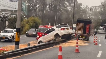 Accidente en la Avenida Las Palmas, diagonal a Viva Palmas, deja un solo carril habilitado en la bajada hacia Medellín