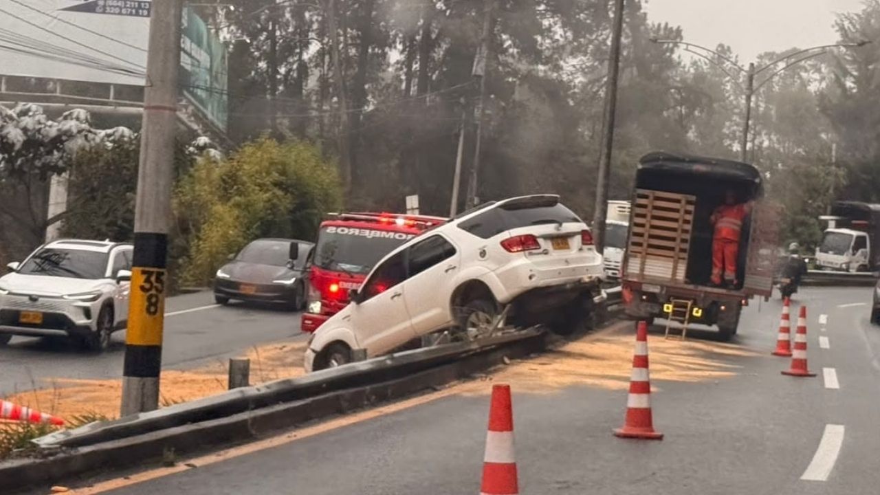 Accidente en la Avenida Las Palmas, diagonal a Viva Palmas, deja un solo carril habilitado en la bajada hacia Medellín