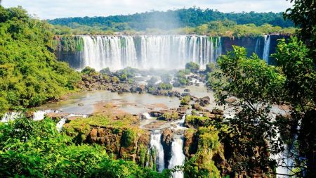 Reabren las Cataratas del Iguazú luego de una crecida que elevó el caudal a más de 12.000 metros cúbicos por segundo Reabren las Cataratas del Iguazú luego de una crecida que elevó el caudal a más de 12.000 metros cúbicos por segundo