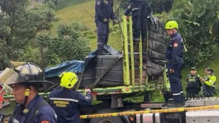 ¿Viajaba oculto? Un hombre habría fallecido al quedar atrapado entre rollos de varillas en un camión en Itagüí
