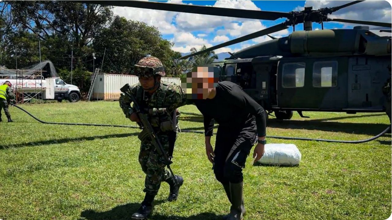 Dos presuntos integrantes de las disidencias de Mordisco se sometieron al Ejército en El Aro, Ituango 1 Dos presuntos integrantes de las disidencias de Mordisco se sometieron al Ejército y entregaron sus armas en El Aro, Ituango