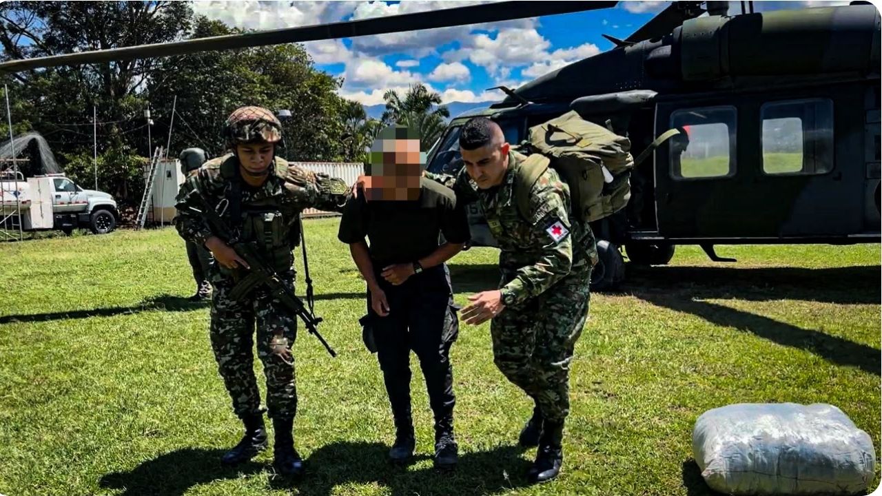 Dos presuntos integrantes de las disidencias de Mordisco se sometieron al Ejército y entregaron sus armas en El Aro, Ituango