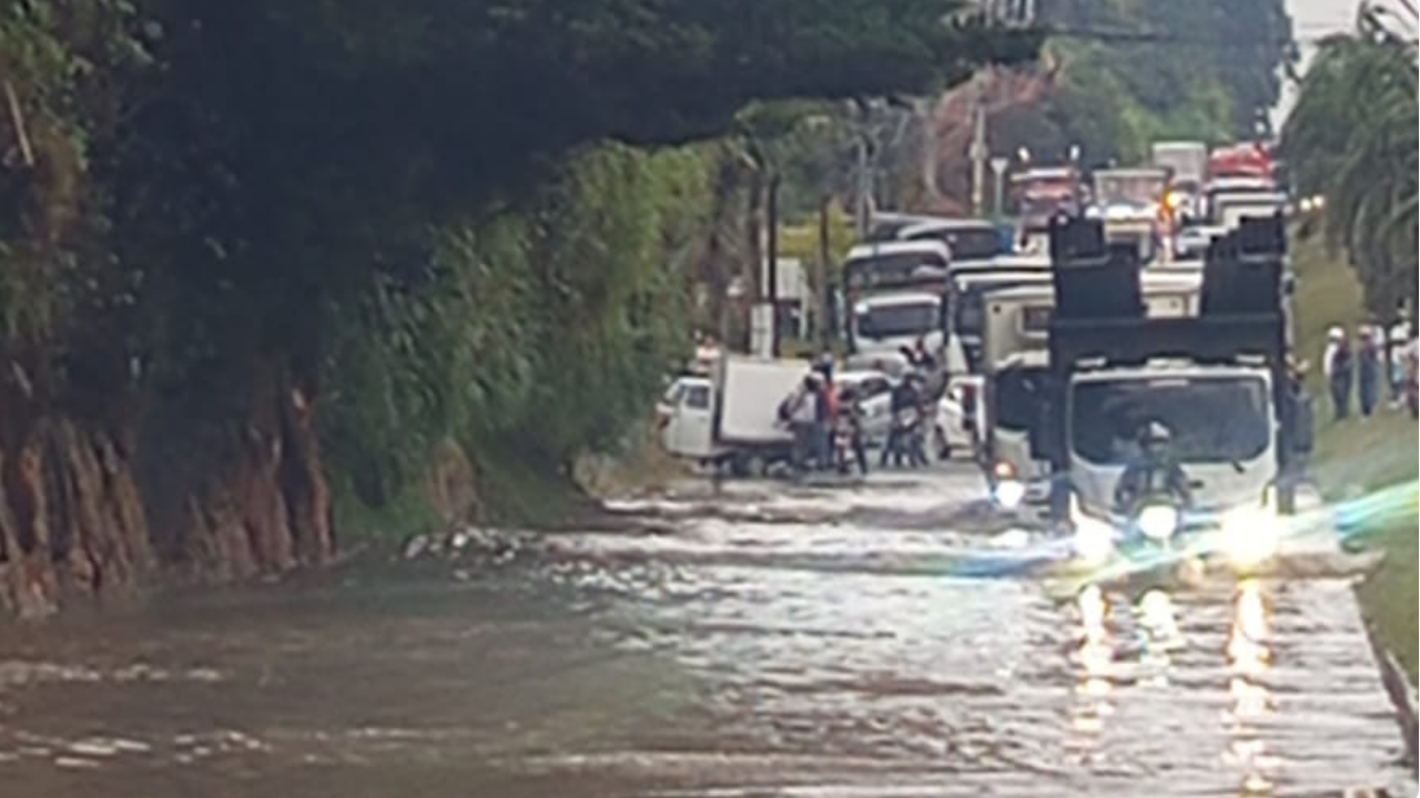 Encharcamiento afecta la movilidad en la autopista Medellín-Bogotá, a la altura de Marinilla