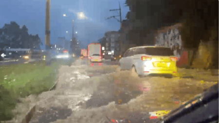 Encharcamiento afecta la movilidad en la autopista Medellín-Bogotá, a la altura de Marinilla Encharcamiento afecta la movilidad en la autopista Medellín-Bogotá, a la altura de Marinilla