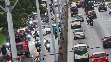 Siniestro vial genera movilidad reducida en la Autopista Norte, a la altura del Parque Juanes (Medellín)