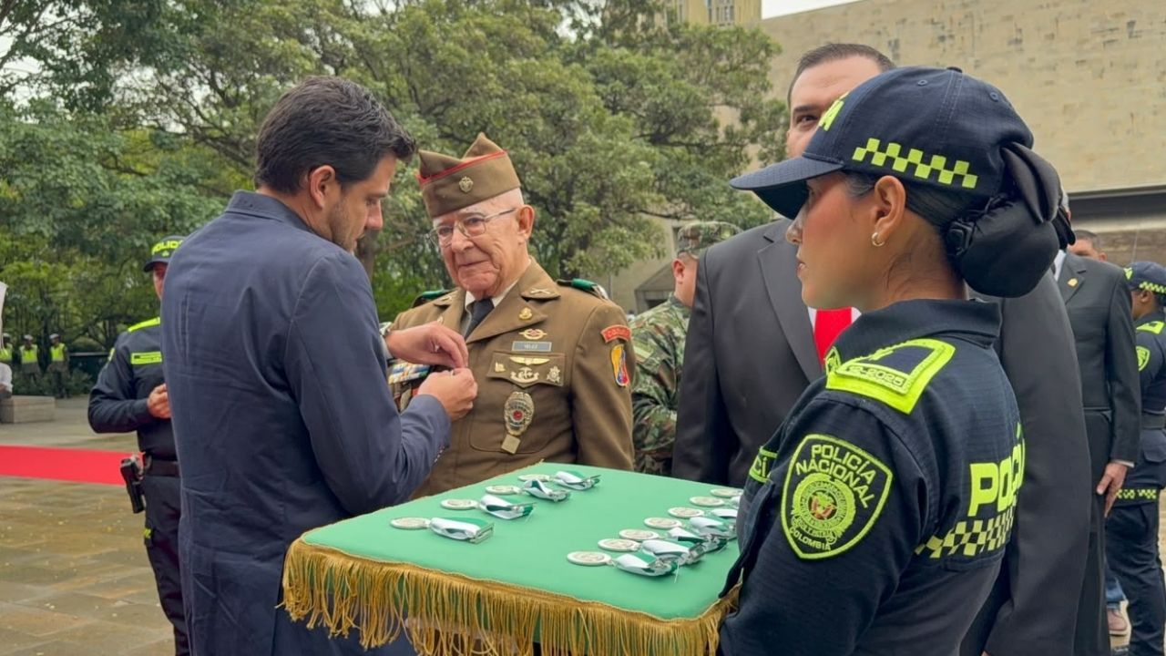 Medellín rinde homenaje a 66 veteranos de la Fuerza Pública y anuncia avance del programa de Gestores Operativos